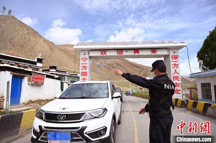 圖為移民管理警察示意司機停車接受檢查。　趙朗 攝