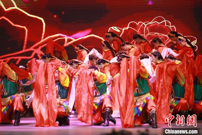 圖為農(nóng)行西藏分行演出現(xiàn)場(chǎng)。　農(nóng)行西藏分行 供圖