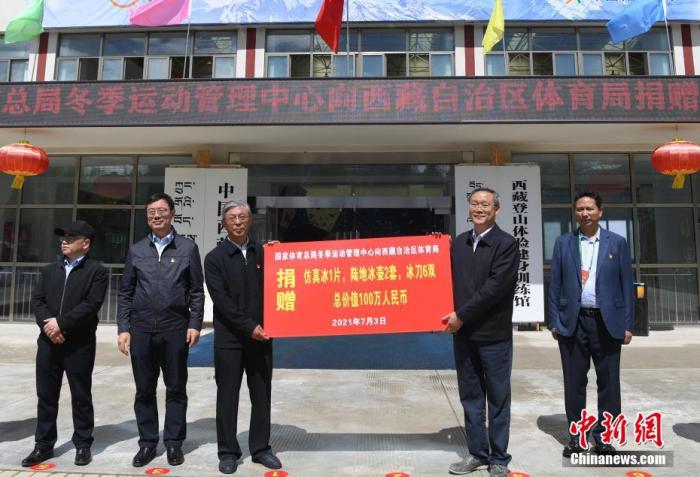圖為西藏自治區(qū)體育局黨組書記王德軍 (左三)與國家體育總局冬季運(yùn)動管理中心副主任劉長金 (右二)進(jìn)行捐贈交接儀式。　 <a target='_blank' ></p><p  align=