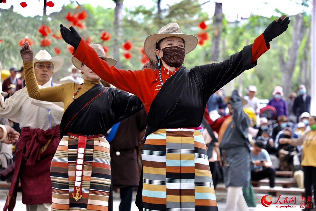 拉薩市民在宗角祿康公園跳鍋莊舞。人民網 次仁羅布攝
