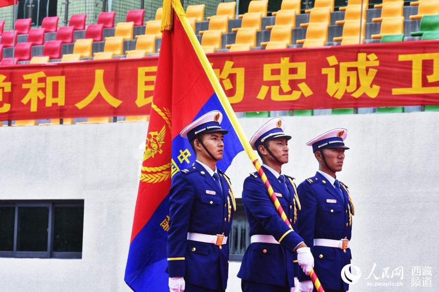 迎國家綜合性消防救援隊伍隊旗。人民網 李海霞 攝