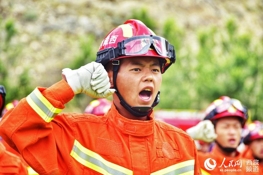 消防指戰員重溫入隊誓詞。人民網 李海霞 攝