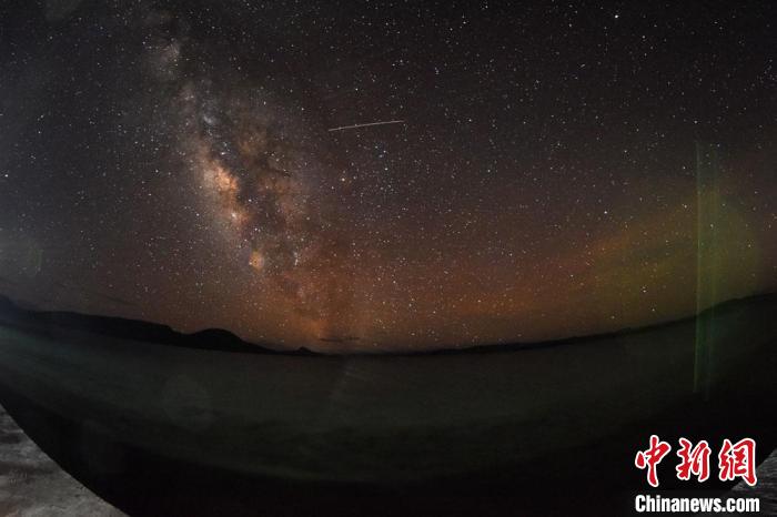 錯(cuò)鄂湖星空璀璨，一顆流星劃過(guò)?！?lt;a target='_blank' ></p><p  align=