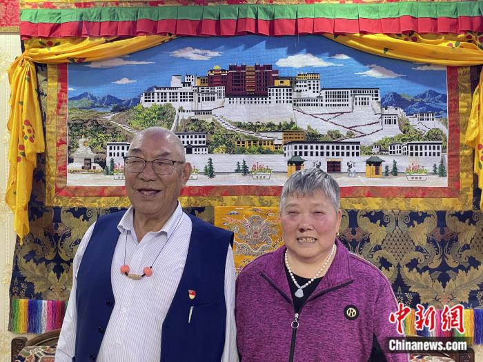 甲央曲培和杜應芳在家中。彭寧鈴 攝