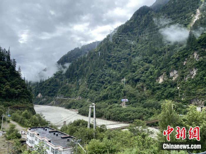 險山急流中的兩座橋。彭寧鈴 攝
