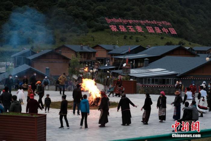 圖為8月5日，玉麥鄉民眾在鄉里跳鍋莊舞，從前的“三人鄉”熱鬧起來了。 <a target='_blank' ></p><p  align=