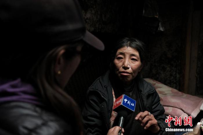 圖為8月6日，卓嘎在牧場小屋內接受<a target='_blank' ></p><p  align=