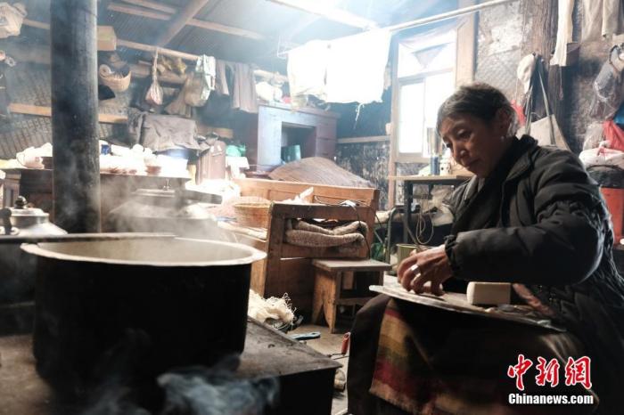 圖為8月6日，60歲的卓嘎在玉麥鄉牧場放牧點制作奶渣。 <a target='_blank' ></p><p  align=