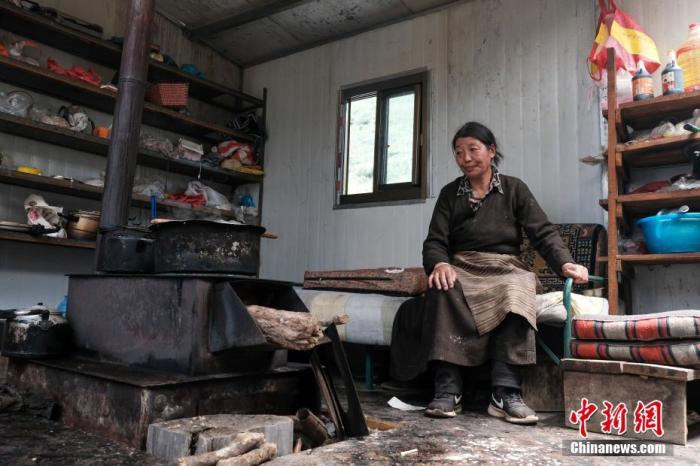 圖為8月6日，“玉麥姐妹”央宗在自家牧場放牧點的小屋里，她傳承了父親的生活習慣，喜歡待在牧場。 <a target='_blank' ></p><p  align=