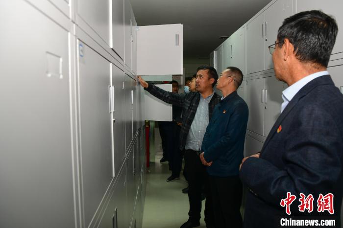 圖為參加西藏三大重點文物保護維修工程檔案移交進館儀式人員參觀拉薩市檔案館?！∝暩聛硭?攝