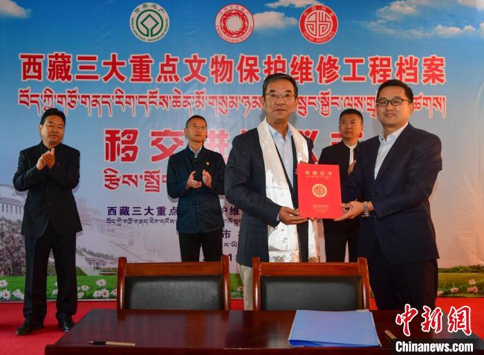 圖為西藏三大重點文物保護維修工程檔案移交進館儀式現(xiàn)場?！∝暩聛硭?攝