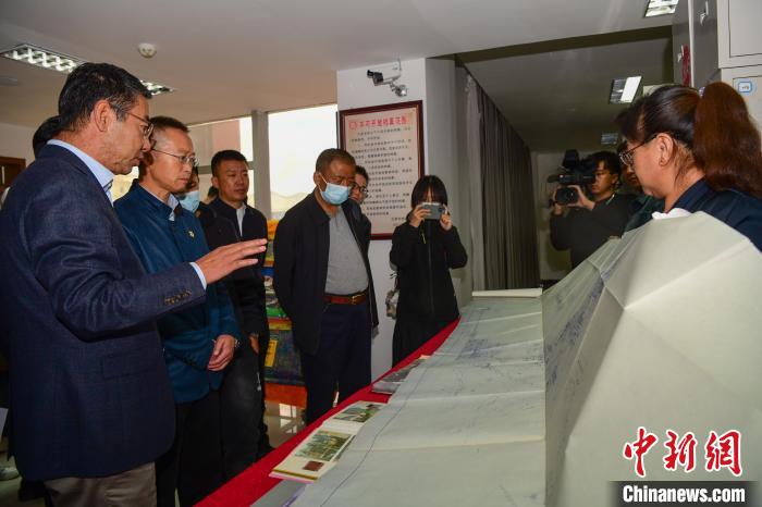 圖為參加西藏三大重點文物保護維修工程檔案移交進館儀式人員參觀布達拉宮手繪圖紙?！∝暩聛硭?攝