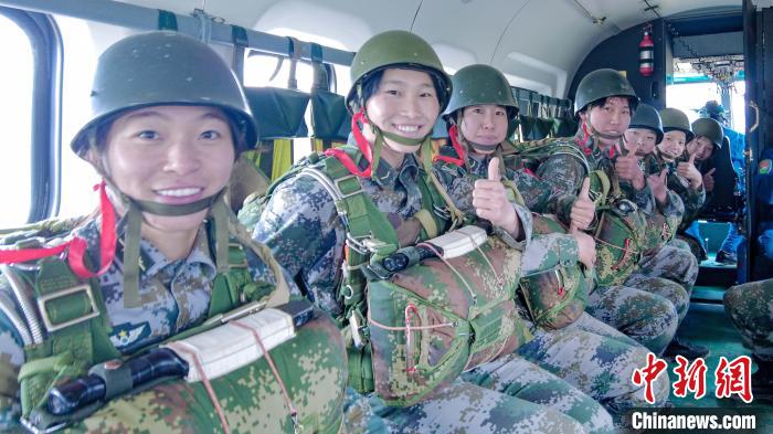 圖為女兵們在直升機上準備跳傘?！⊥跏鰱| 攝