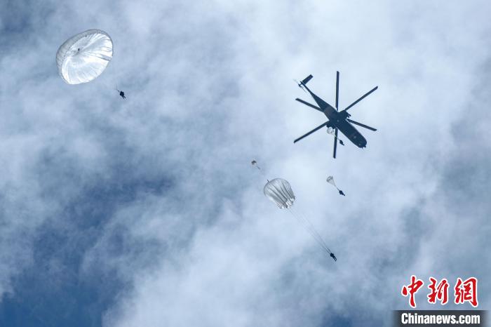 圖為傘降女兵在空中開傘?！⊥跏鰱| 攝