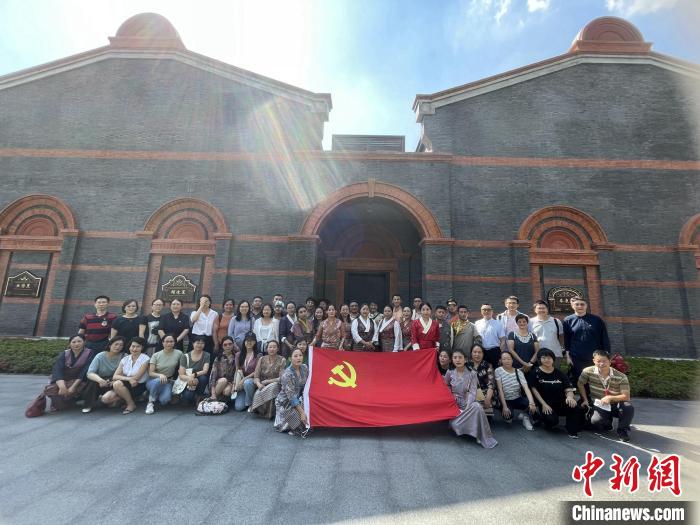 參觀中共一大、二大會址，學員們回顧了中國共產黨百年大黨的革命歷程?！∪A東師大供圖