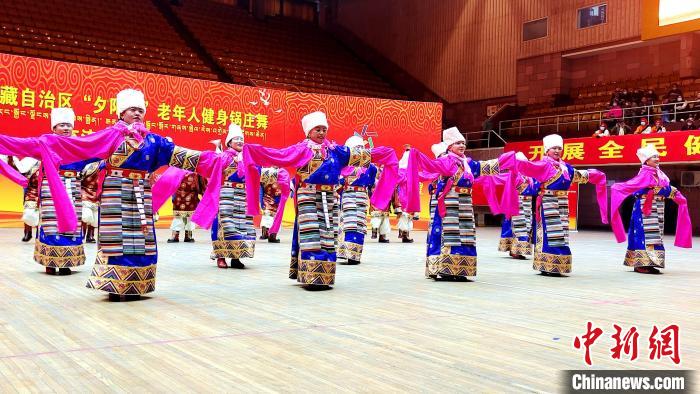 圖為西藏老年舞蹈隊(duì)伍齊跳傳統(tǒng)鍋莊舞?！∝暽＠?攝