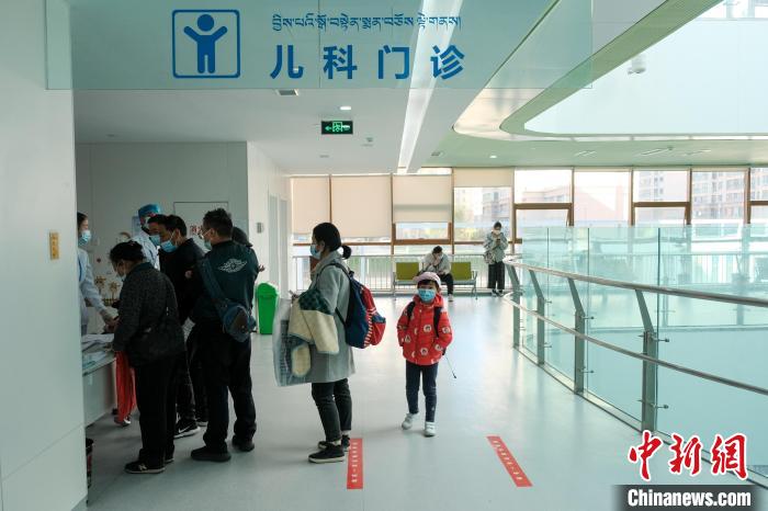 圖為兒科義診接診現(xiàn)場?！〗w波 攝
