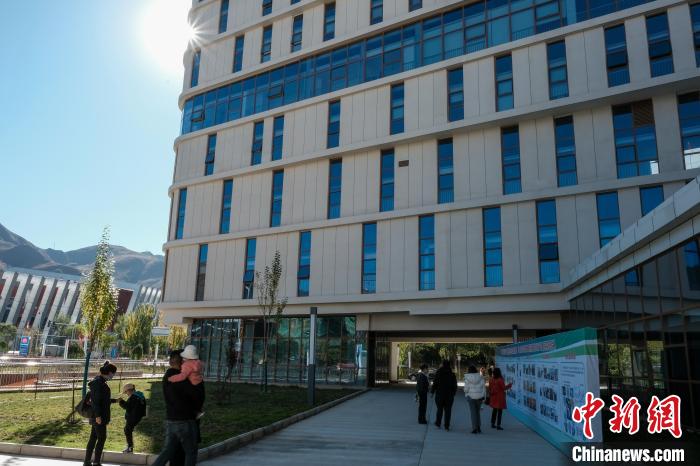 因疫情防控需要，此次義診活動進(jìn)行了人數(shù)限定。圖為西藏民眾帶著孩子到醫(yī)院就診?！〗w波 攝