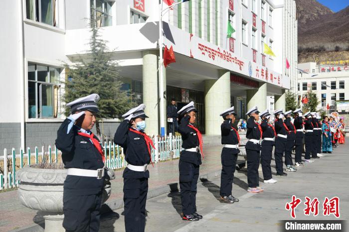 圖為加查縣安繞鎮小學學生爭當“小交警”體驗交警工作。　貢嘎來松 攝