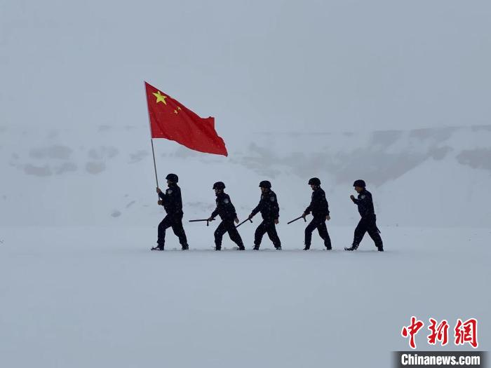 圖為正在徒步踏查國(guó)門(mén)一線(xiàn)和各山口通道。　格熱 攝