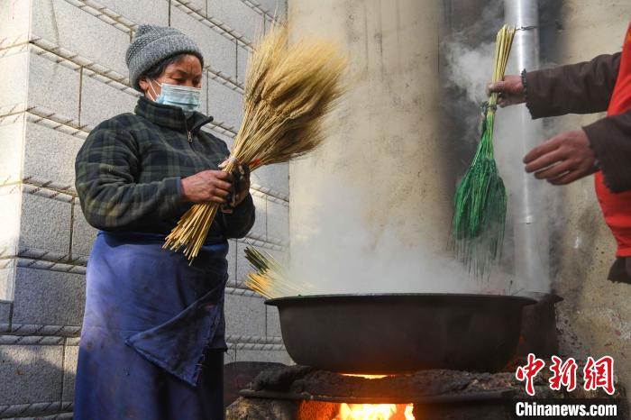 圖為拉薩手藝人制作年貨“羅薩梅朵”。　貢嘎來松 攝