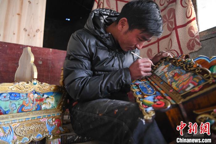 圖為拉薩手藝人制作年貨“切瑪盒”。　貢嘎來松 攝