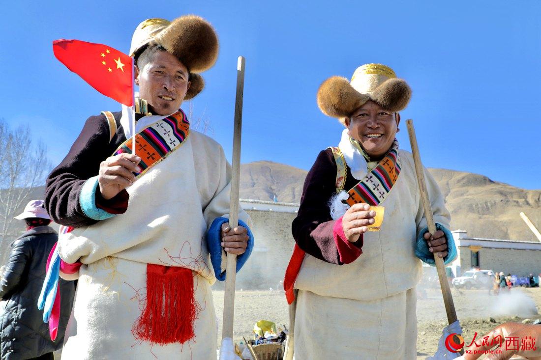 互敬青稞酒，祈福一年的豐收。人民網 次仁羅布攝