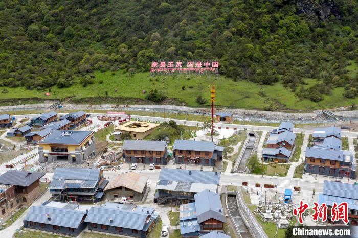 “家是玉麥 國是中國”的大字豎立在玉麥鄉(xiāng)旁的山腳上。　楊華峰 攝