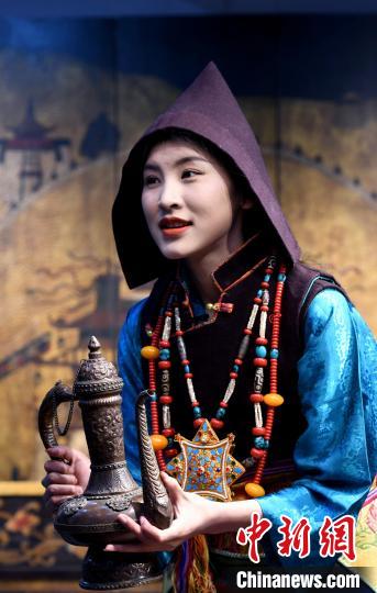圖為西藏自治區級非遺項目——山南浪卡子縣的羊卓服飾。　李林 攝