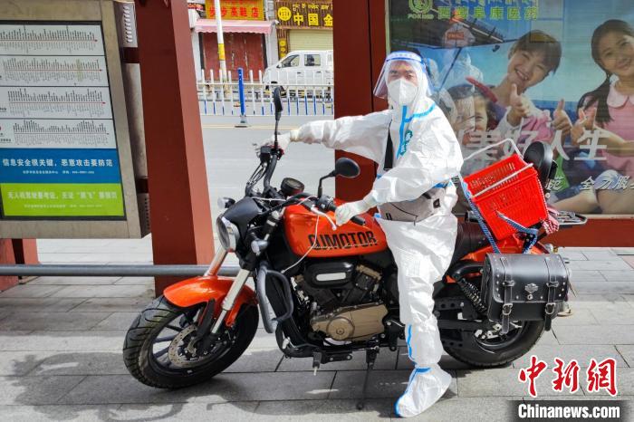 圖為西藏阜康醫療工作人員騎摩托為居家防疫市民送藥。　受訪者供圖