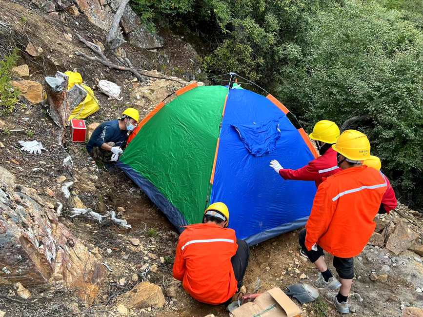 9月15日，電力施工人員正在施工點附近搭建暫居帳篷。白瑪多吉攝