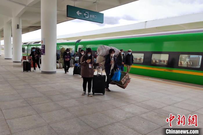 10月6日，乘客乘復工專列抵達日喀則。　拉薩車務段 供圖