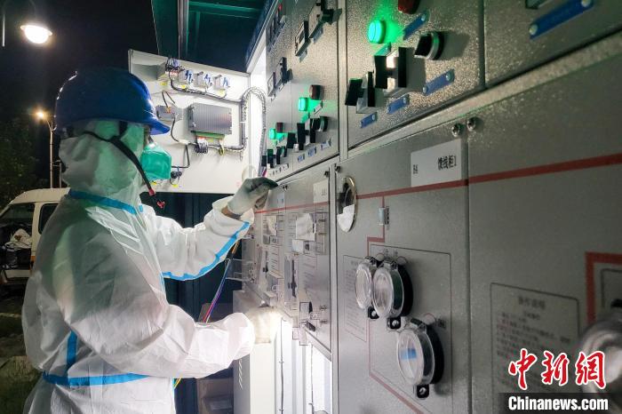 西藏電力部門順利完成方艙醫(yī)院供電設(shè)備安全可靠接入。　王大飛 攝