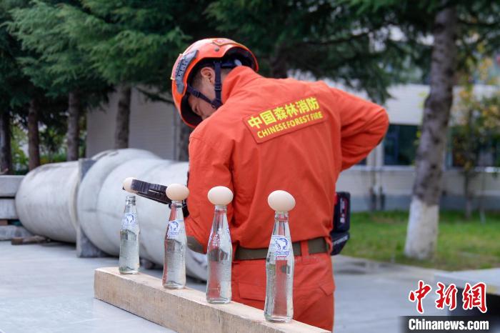 西藏林芝森林消防技能大練兵現場，消防員使用液壓鉗夾取雞蛋?！钣例?攝