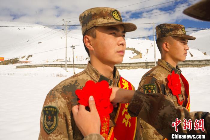 退伍老兵合照留念?！∥鞑厣侥宪姺謪^(qū)某團(tuán)供圖