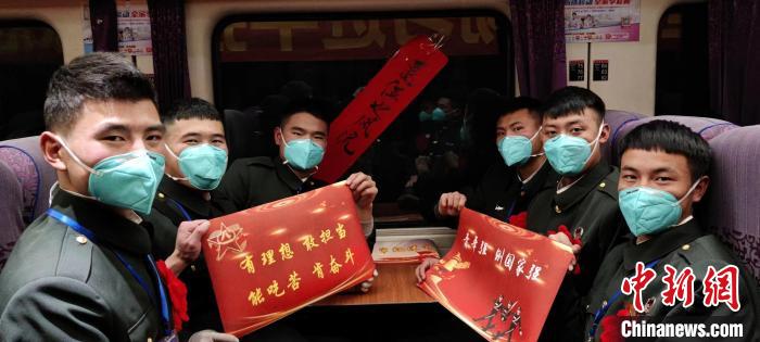 退伍老兵在退伍專列上合影留念?！∥鞑厣侥宪姺謪^(qū)某團(tuán)供圖