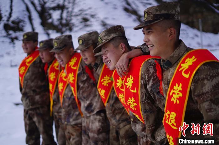 退伍老兵合照留念。　西藏山南軍分區(qū)某團(tuán)供圖