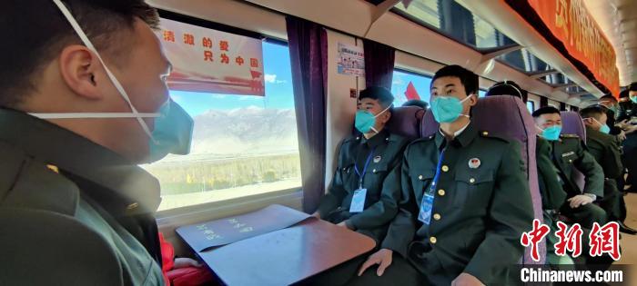 退伍老兵乘坐在退伍專列?！∥鞑厣侥宪姺謪^(qū)某團(tuán)供圖