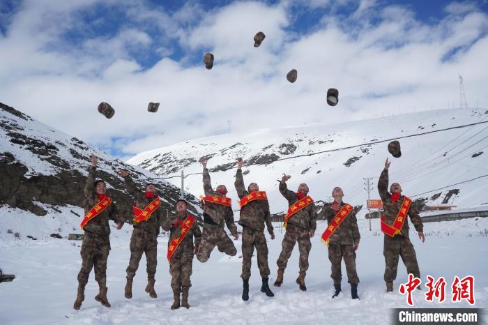 退伍老兵飛帽留念。　西藏山南軍分區(qū)某團(tuán)供圖