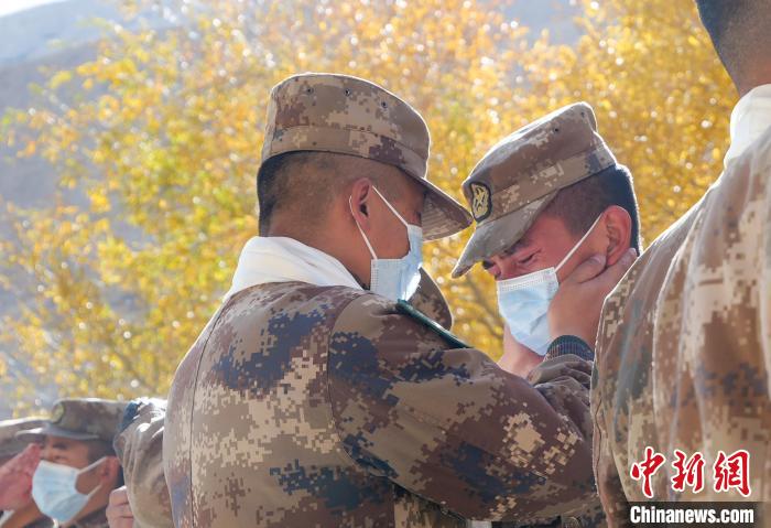 圖為什布奇邊防連退伍老兵與戰友相擁而泣，依依惜別?！⌒觳?攝