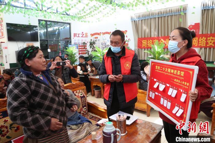 圖為瓊結縣村民參與問答?！愔闈扇?攝