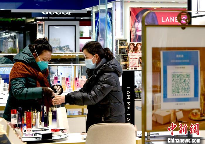 12月7日，拉薩，市民掃碼進(jìn)入拉薩百貨大樓選購(gòu)護(hù)膚品。　李林 攝