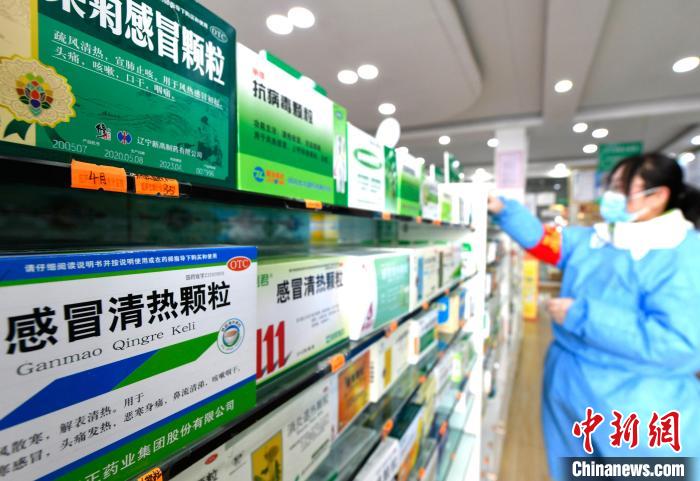12月7日，拉薩宇拓路一藥店工作人員正在整理店內(nèi)的感冒類(lèi)藥品。　李林 攝