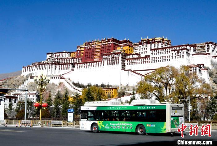 12月7日，一輛公交車(chē)從拉薩市城關(guān)區(qū)北京中路駛過(guò)。　李林 攝