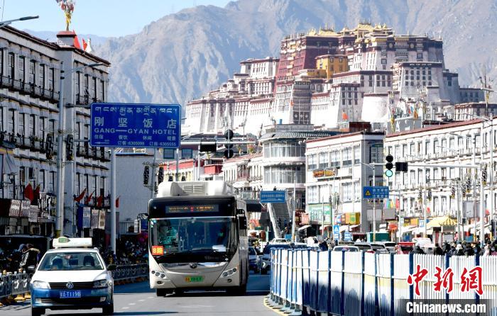 12月7日，一輛公交車(chē)從拉薩市城關(guān)區(qū)北京東路駛過(guò)。　李林 攝