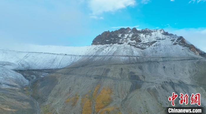 圖為邊壩縣降雪時夏貢拉山段路況。　邊壩縣融媒體中心供圖
