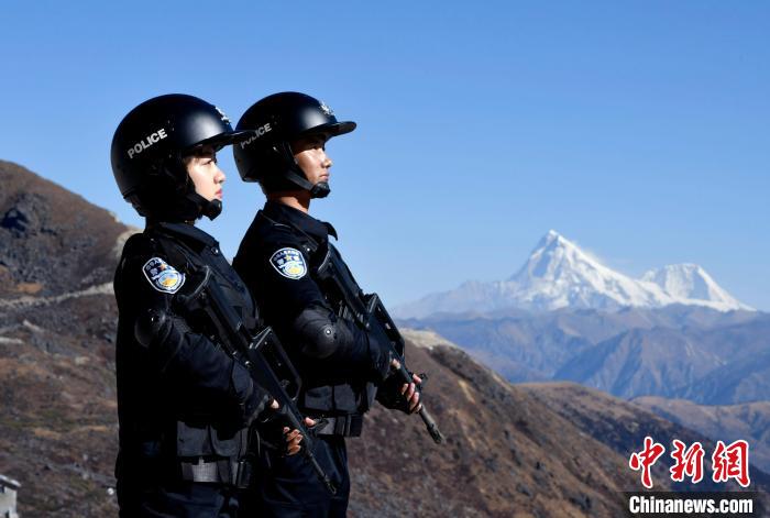 1月6日，移民警察在執勤。　李林 攝