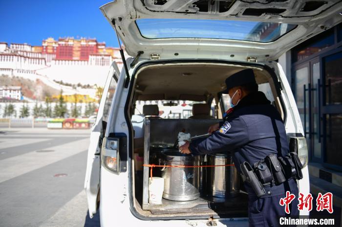 圖為1月23日，布達拉宮廣場派出所民警正在打午飯?！∝暩聛硭?攝