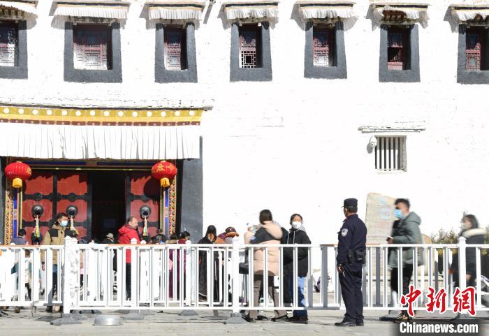 圖為1月23日，布達拉宮廣場派出所民警正在引導游客。　貢嘎來松 攝