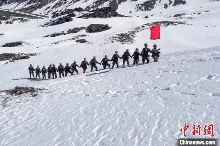 春節(jié)期間，西藏軍區(qū)山南軍分區(qū)某邊防團官兵踏雪巡邊。　旦增晉美 攝